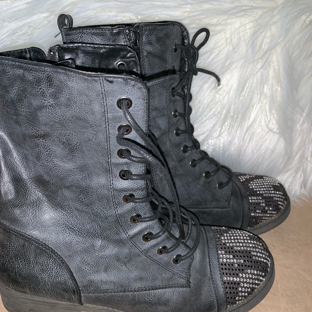 🍀”G by Guess” combat boot